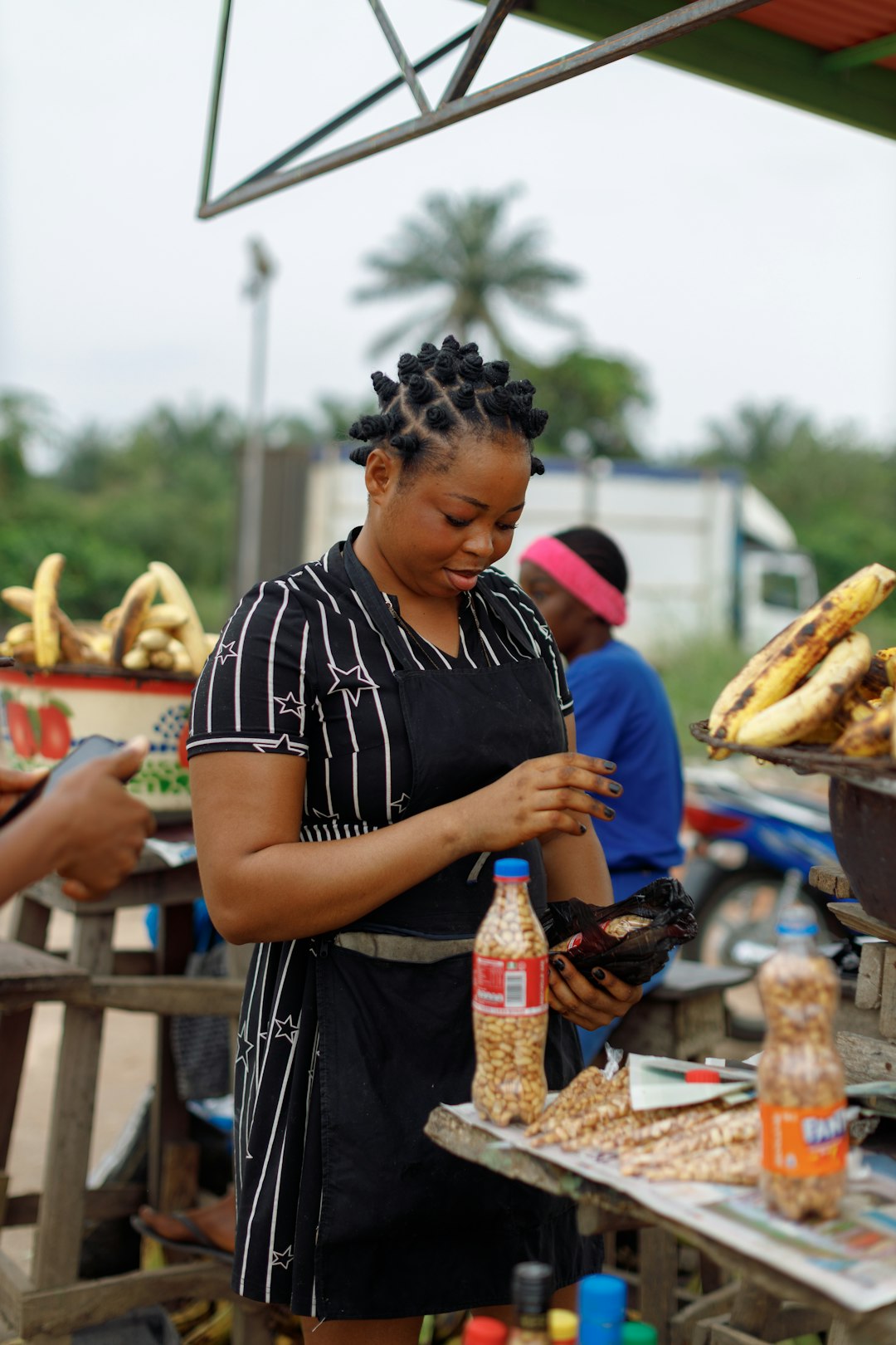 woman-preparing-food-at-an-outdoor-market-stall-wosnshihv3k